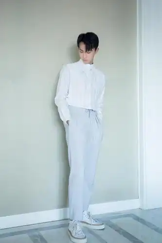 牛骏峰以一身浅色系搭配登上央视端午特别节目 ,清爽干净