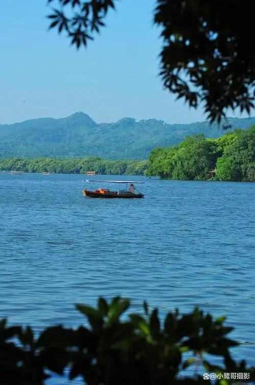 杭州西湖最美也是在早晨,为了避开炎热的大太阳,我起了一个大早,美丽