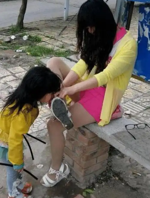 以前只知道女孩子喜欢闻自己的脚,没想到她们还喜欢闻别人的脚啊!