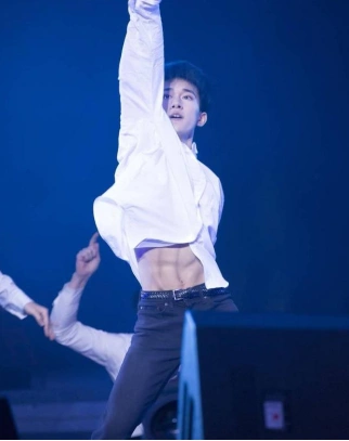 易烊千玺有八块巧克力腹肌,网友:这谁受得了啊?