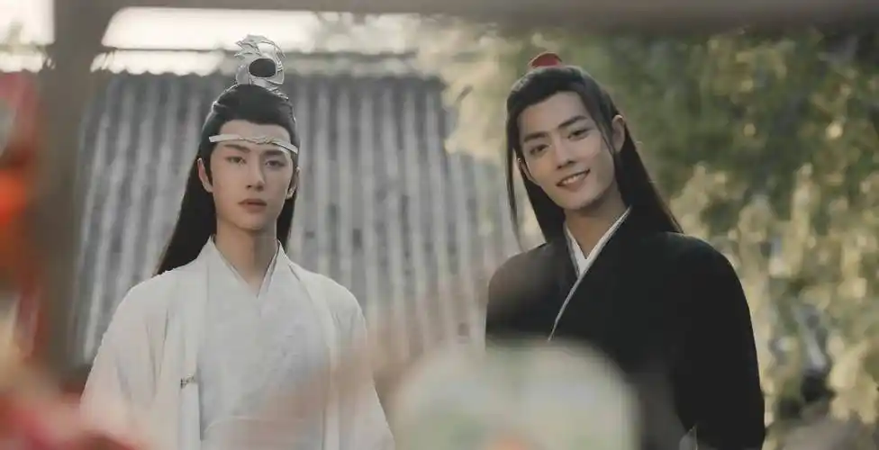 芭莎慈善夜成明星斗艳场,抢c大战成名场面,王一博肖战拒绝参加_因为