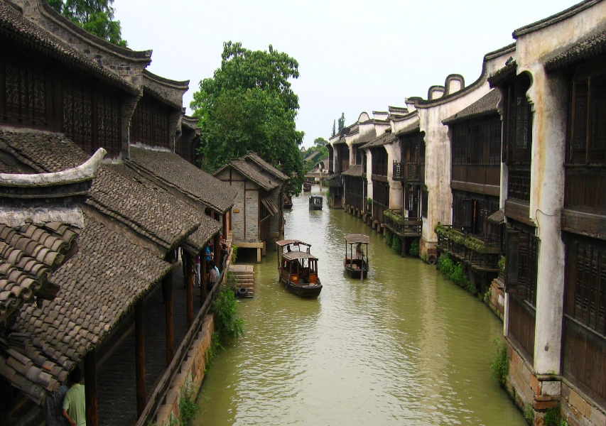 拍摄:江南水乡古镇里的乌篷船唯美诗意风景