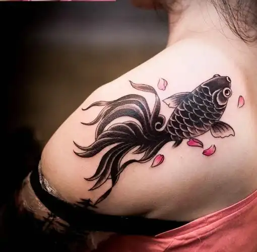 后背一条精美的鲤鱼纹身图案