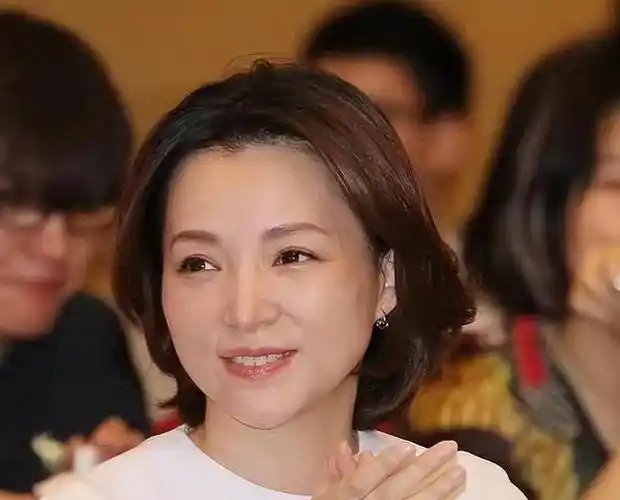 50岁董卿亲子游展素颜戴眼镜风采依旧凌乱发型展露自然美