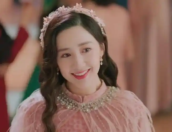 而剧里的民国女明星,发型是大波浪长卷发,妆容是时下流行的,很时尚.