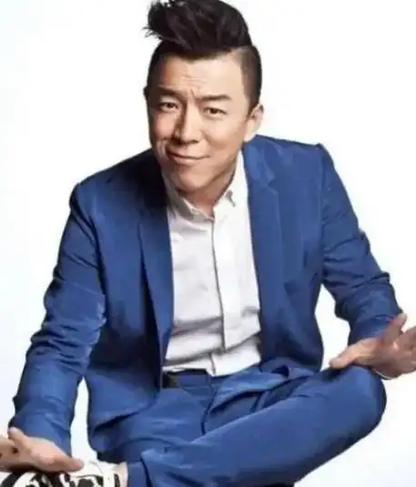 青春年少的黄渤怀揣着对音乐的热爱,开始在歌厅驻唱,用他那充满磁性的