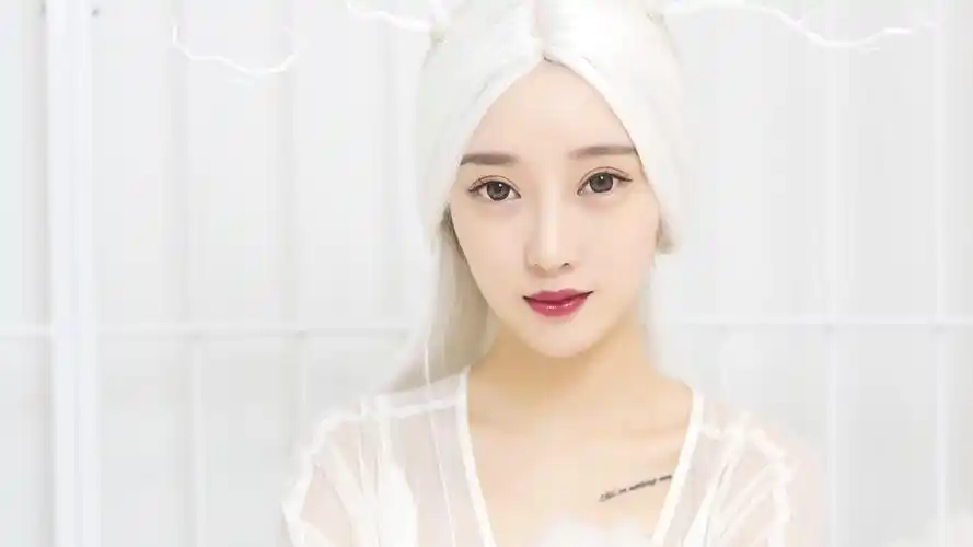 气质出众的白发居家美女写真