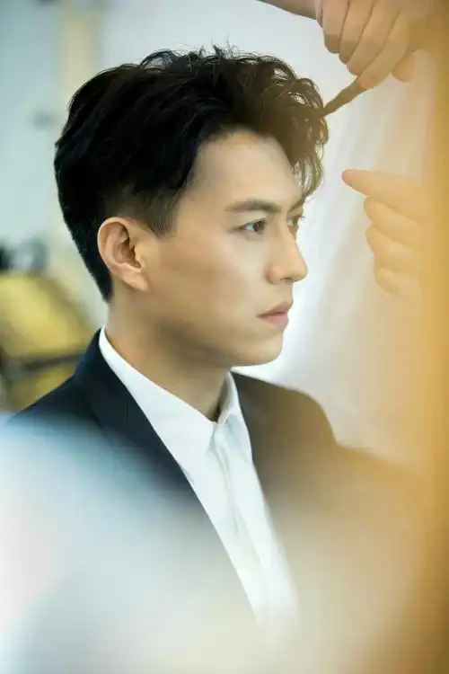 靳东后台梳妆照曝光,网友:帅到让人窒息!