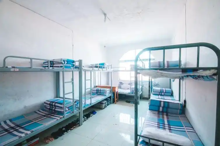 景阳师生整齐划一的宿舍增设传统国学 推行德能教育景阳中学十分