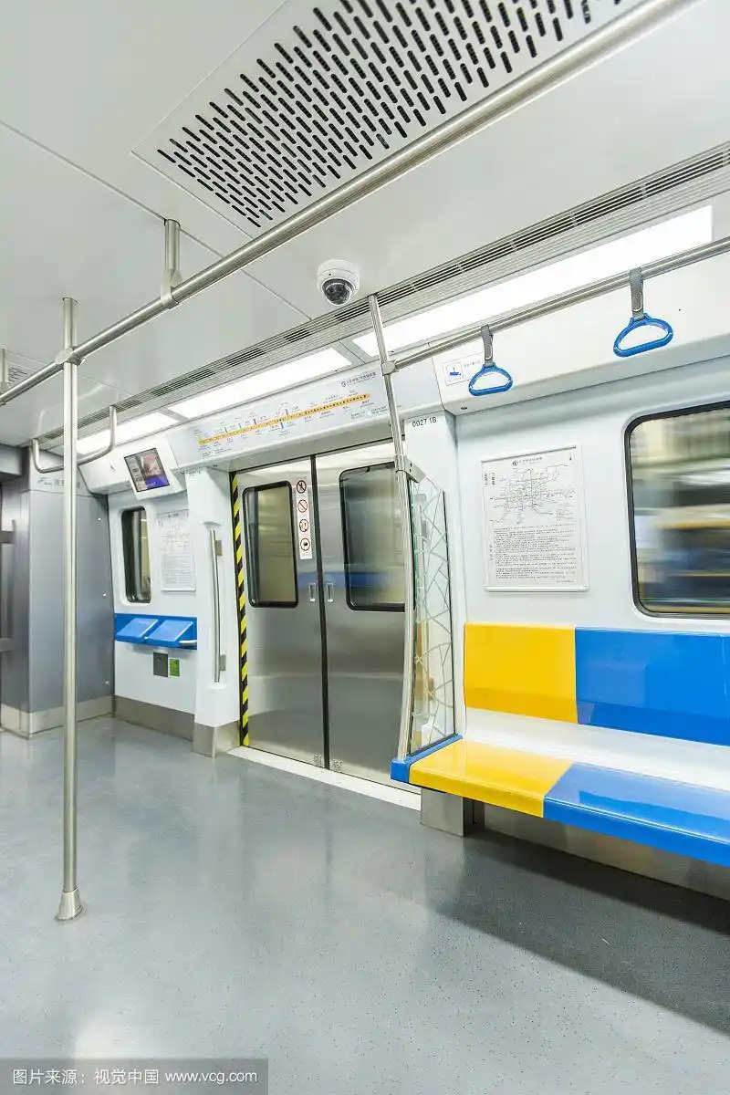地铁车厢内部特写