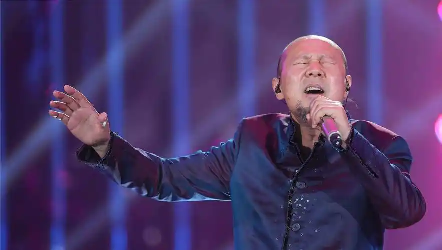 闭上眼睛听腾格尔唱歌就好像是置身在广阔的草原一样让人非常舒服.