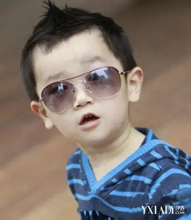 男宝宝短发寸头发型 凸显男生时尚可爱