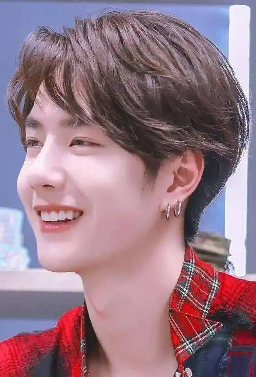 王一博出生于河南省洛阳市,初一时他看到电视播出街舞比赛,对其中的