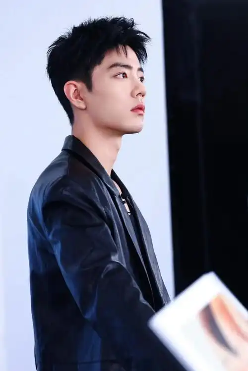 男星肖战活动写真