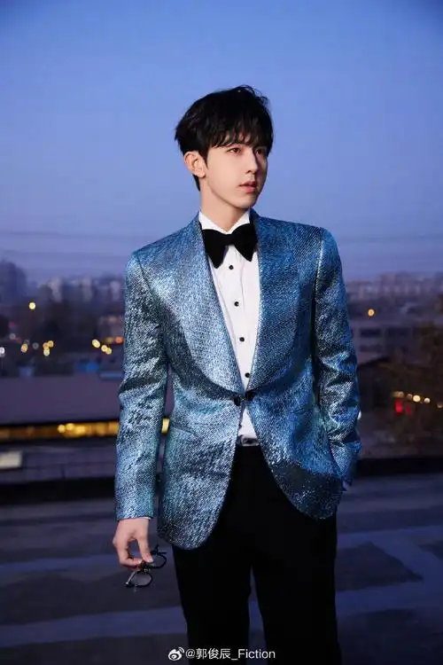 郭俊辰解锁新色系西装#今是帅气的小王子郭俊辰,蓝色星河西装优雅