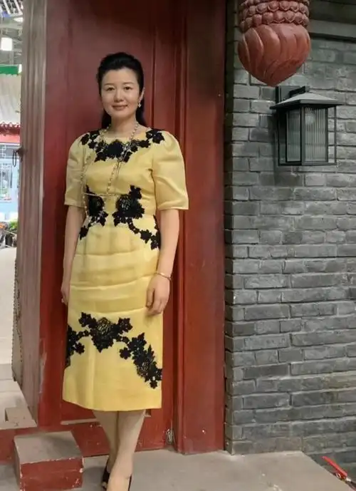 老戏骨郑卫莉晒照55岁身材发福有肚腩二婚后与继子杜淳如朋友