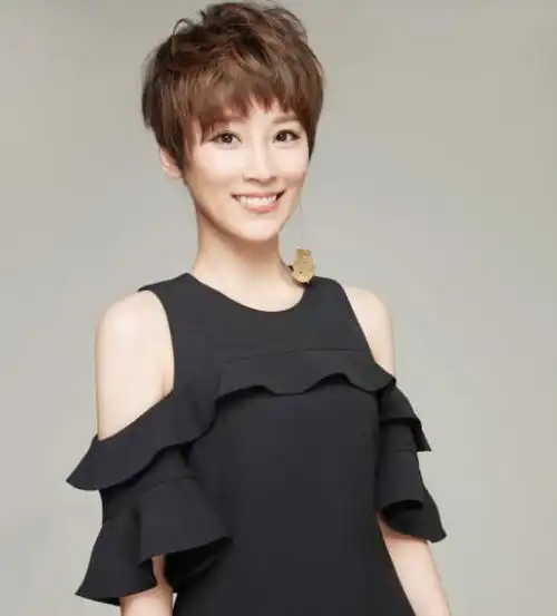 吴京老婆谢楠逛商场不料亲生儿子吴所谓被其他小朋友打了