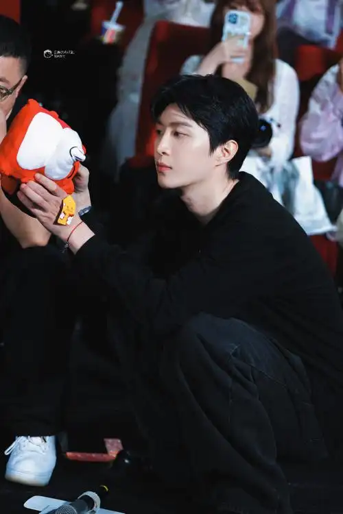 范丞丞俞青##范丞丞收到泥人手机壳##肖央说范丞丞是武力担当##今日