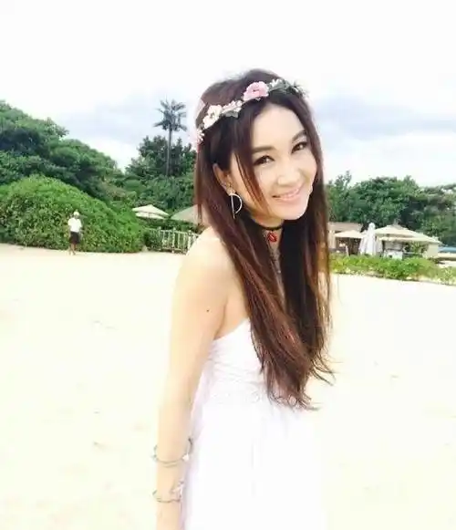 原创15岁被导演发掘,搭档过天王,嫁富商后淡出,今成这样_温碧霞_女神_