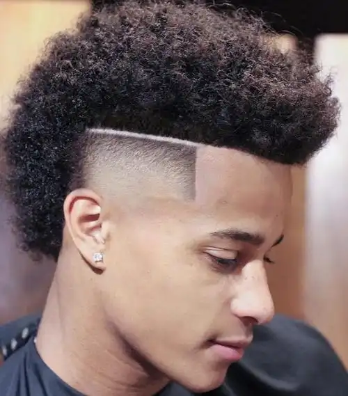 细软发的男生,头发稍微长一些就很容易贴头皮,可以选择小卷满头烫