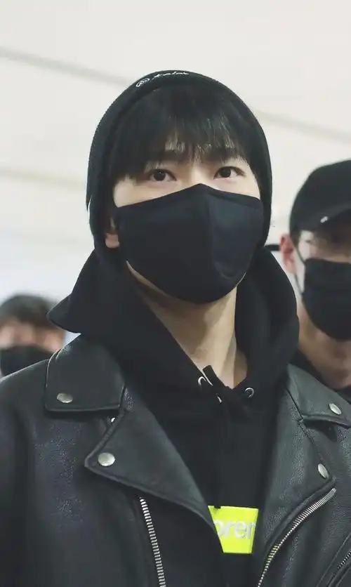 杨洋一身黑衣口罩遮面现身机场 穿皮衣和破洞牛仔裤不惧寒冷