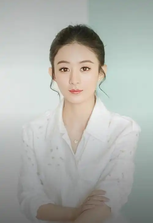 赵丽颖穿白色上衣配丸子头清爽自然宋茜驾驭多种风格又酷又美