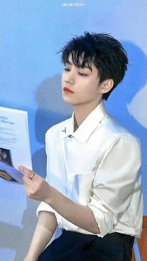 有一种衬衫叫王俊凯的衬衫,没有人能拒绝穿衬衫的王俊凯!