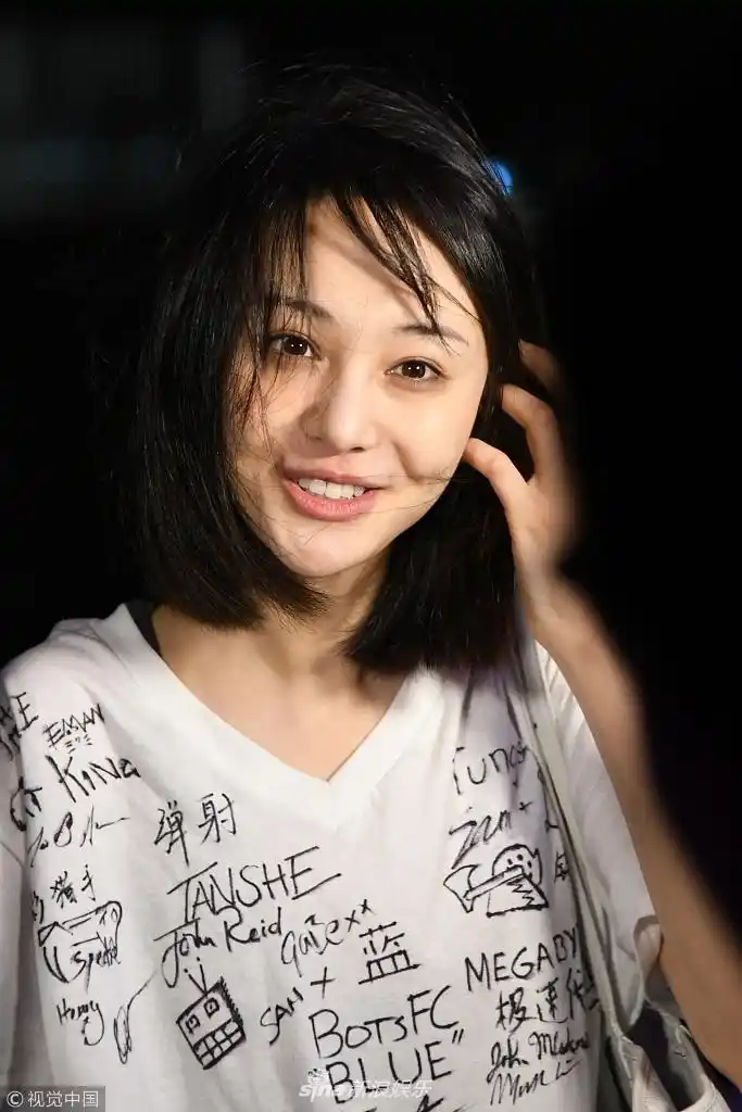 郑爽素颜 白t亮相我行我素 长发凌乱露黑眼圈放飞自我