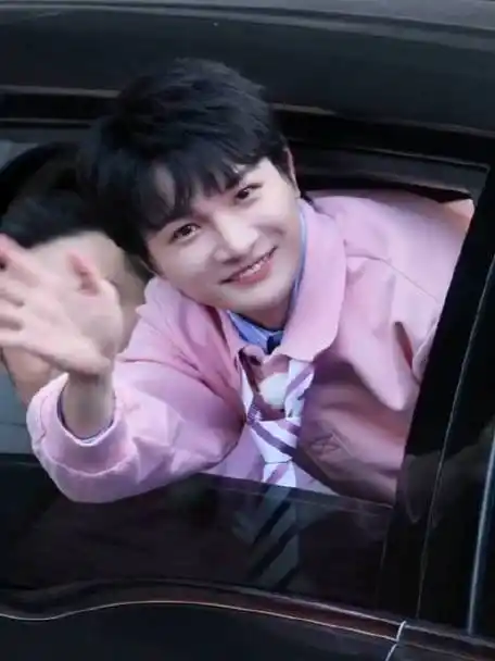 周深趴在沙溢身上给粉丝打招呼 奔跑吧录制结束