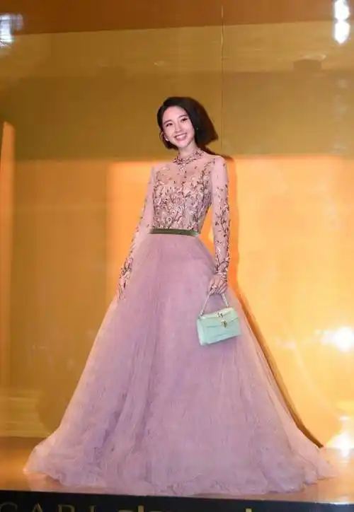 原创唐艺昕真是小甜昕穿粉色礼服好可爱又是羡慕张若昀的一天