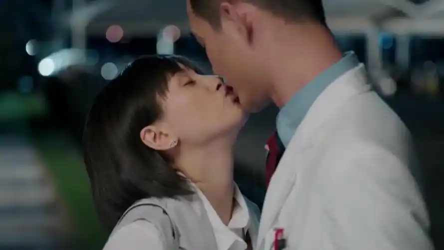 《欢乐颂》王凯吻戏首曝光 与王子文医院上演接吻