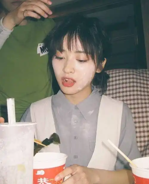 之前很多人对沈月的身高和体重都非常的不满,身高就不说了,她没办法