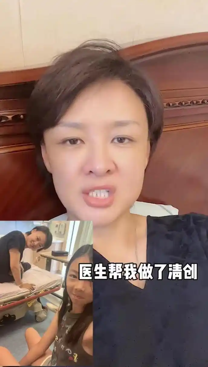 7月25日,央视知名主持人李小萌发视频分享了她光脚在家里走路被地板