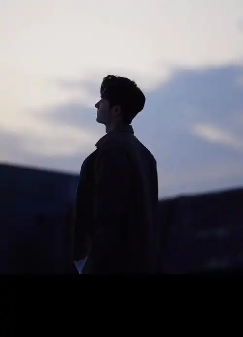 来一组背影照  安全感满满#王一博