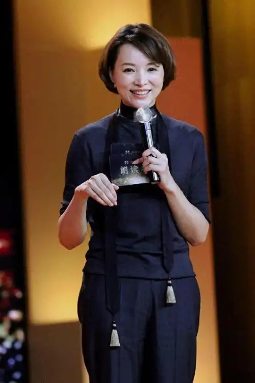 董卿减法穿搭太精致针织上衣配吸烟裤腰带当围巾优雅又大气