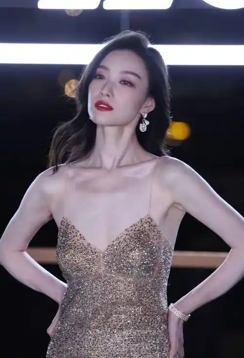 倪妮穿金色亮片吊带裙大秀事业线!魔鬼身材性感火辣_长发_犯罪_合作