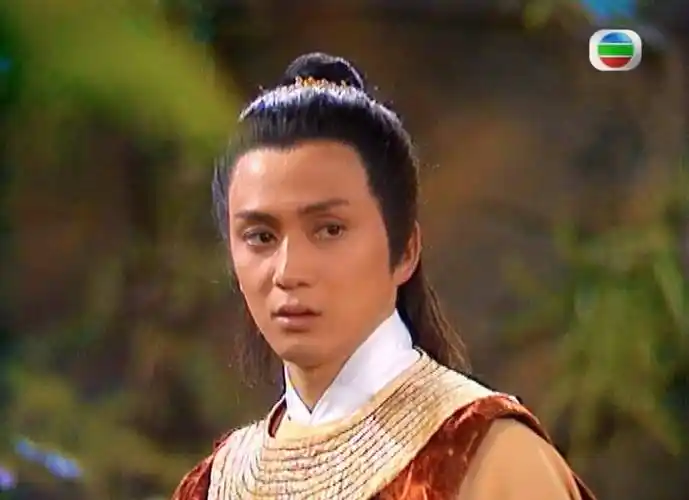 年轻时的汤镇业五官立体,脸型轮廓也很精致,加上气质邪魅,外表给人冷