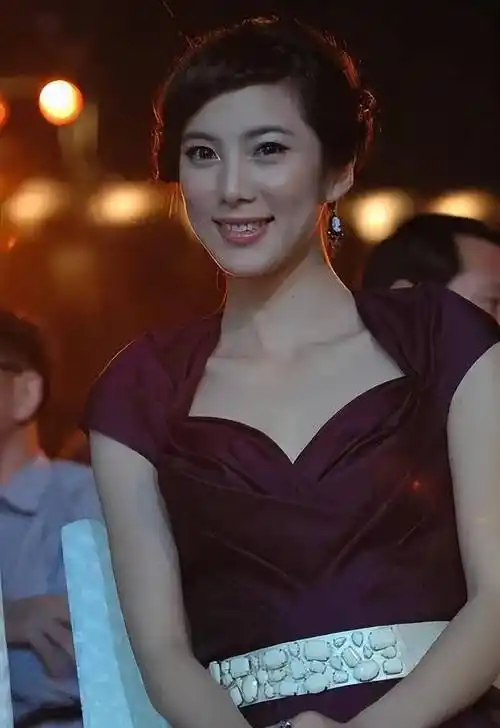 她当年红的发紫,曾被称为"女版于震",出道19年零绯闻,今如何_王珂