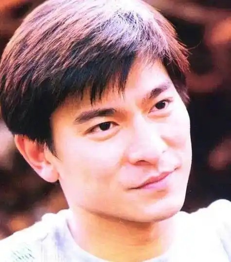 刘德华白西装造型太好看了吧,一出场就是万丈光芒,华仔颜值也太抗打了