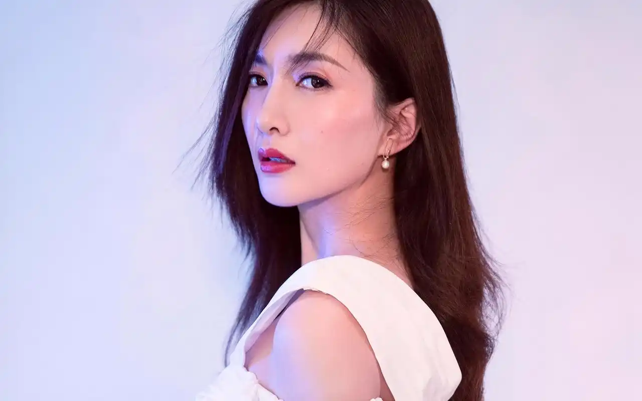 江疏影性感优雅写真桌面壁纸