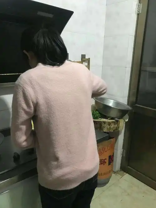 王艳同学正在忙碌的为家人做饭,看起来做的还不错.