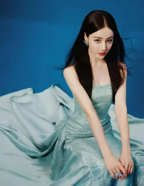 迪丽热巴惊艳亮相水绿色裙子展现优雅魅力一秒惊艳全场