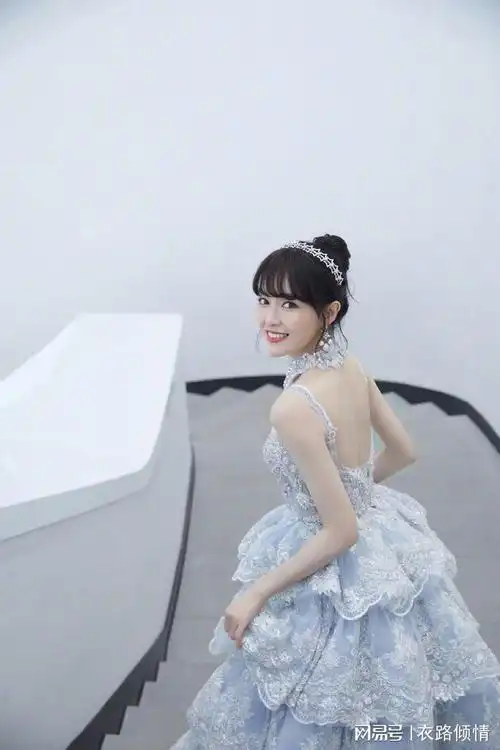 唐嫣白色公主裙上海天文馆逆光舞台温情献唱