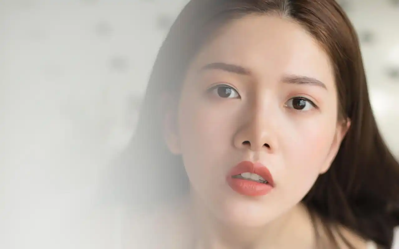 皮肤白皙美女气质养眼写真图片桌面壁纸