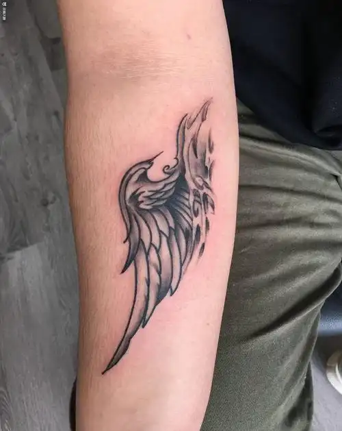 翅膀纹身图片_手臂新传统纹身图案