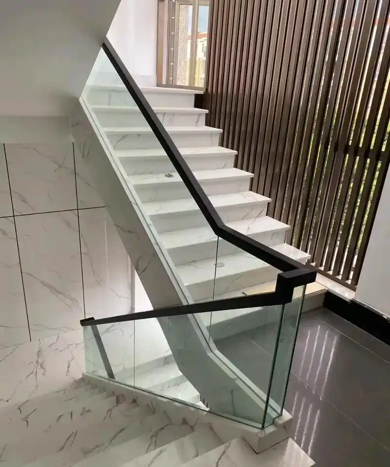 现代风预埋槽玻璃楼梯扶手
