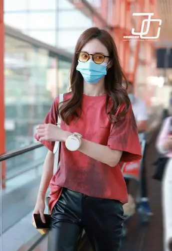 金晨时髦前卫撞色私服机场照图片