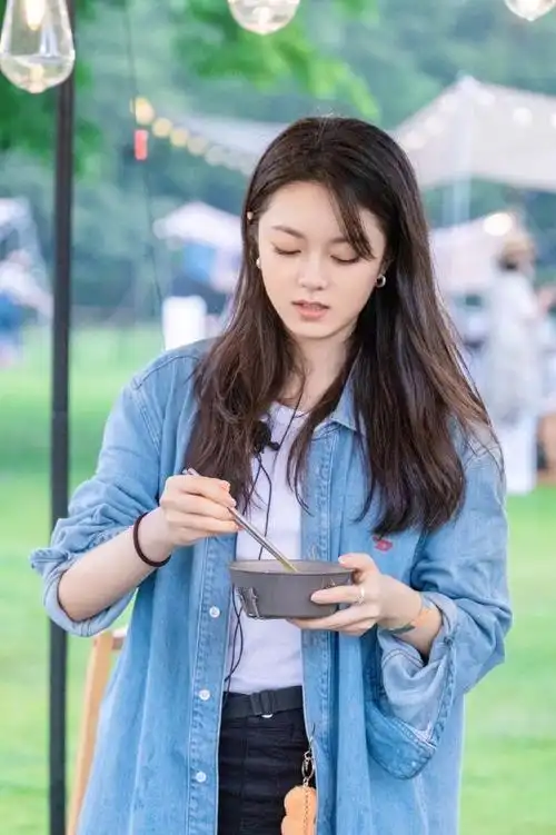 赵今麦拿花迎风奔跑偶像剧感