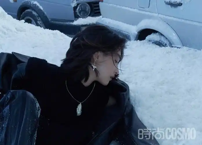 周冬雨反季雪地大片释出 穿黑色露肩裙不畏寒冷