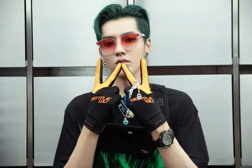 吴亦凡绿发酷帅写真图片811